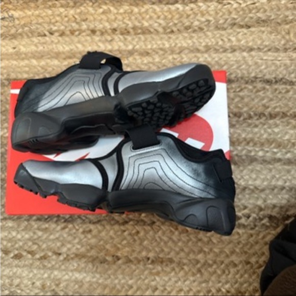 Nike Air Rift Shoes - Picture 2 of 4